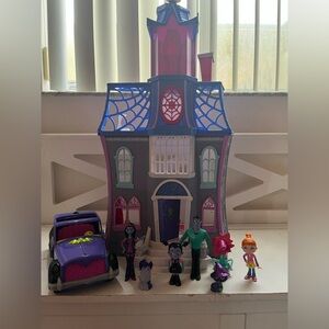 Disney Junior Vampirina Scare B & B House Dollhouse Figurines Mansion Castle.